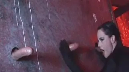 Ông chủ Nga chịch một nô lệ với kẹp xxx video nhat ban quần áo trên núm vú của cô ấy.