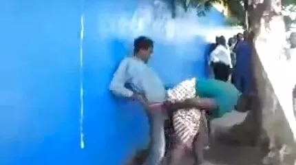 Cô ấy cởi quần lót và bắt đầu dùng dương vật giả chọc vào xxx nhật ban âm hộ ẩm ướt của mình