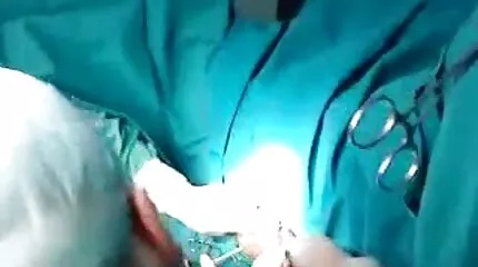 Những người chuyển giới trút sạch bao cao xxxn nhat ban su trong miệng sau cuộc hoan lạc với một phụ nữ.