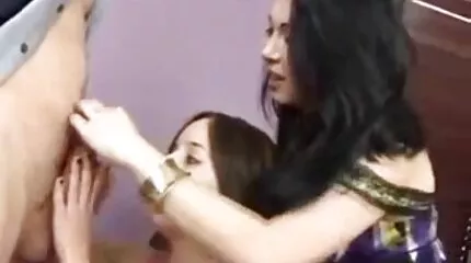 Cô gái tóc nâu gầy gò đã vượt qua người đàn ông và ép đầu anh nhat ban xxx ta vào giữa hai chân cô.