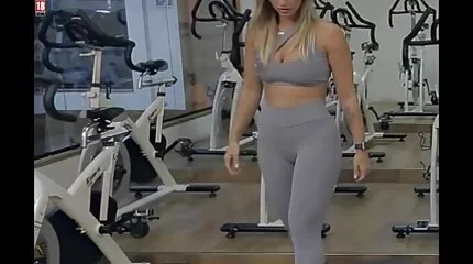 Làm tình trong nhà vệ sinh câu sex xx nhật lạc bộ với một con đĩ quyến rũ.