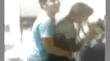 Chuyển giới cô gái sex game show nhat ban liếm kiêm từ sàn nhà tắm sau khi giật tắt.