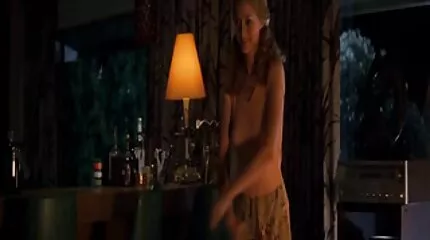 Cô gái thổi kèn khéo léo giật ra và hút tinh ranh qua một cái lỗ trên bàn mát xa. phim xxx nhật