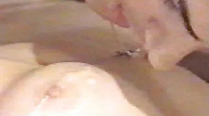 Những người đồng tính nữ dễ chịu đã thử một nhat ban xxx máy rung mới và cùng nhau.