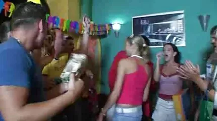 Mập ngồi đè lên mặt trai gầy ép phim xxx nhat ban địt.