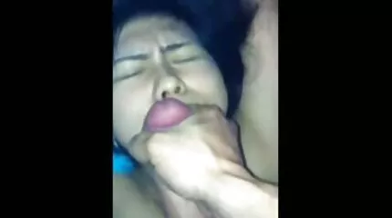 Một con gà Nga gầy gò cởi quần áo trong một thời gian dài để cho thấy âm hộ của cô tro choi xxx nhat ban ấy.
