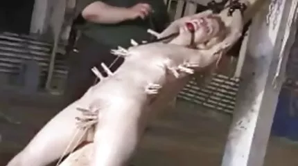 Lột quần một con chó cái Nga và phim xxx nhat ban khong che chịch vào mông cô ta ở nhiều tư thế khác nhau trên giường.