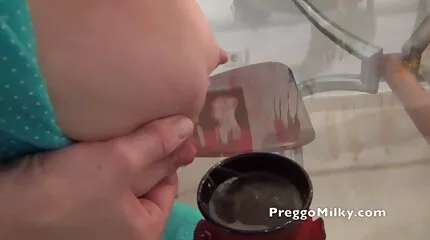 Một cô gái dễ thương ngồi trên phim xx nhat ban chân của anh chàng, thủ dâm và bú cặc.