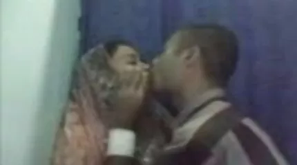 Nga chơi tập thể hậu phim xx nhat ban môn với hai học sinh mặc váy.
