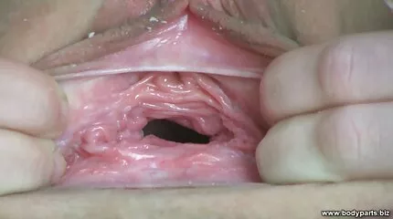 Người phụ nữ ngẫu nhiên đeo kính chơi nghệ sĩ bán phim xxx nhat ban tải trên bãi cỏ xanh.