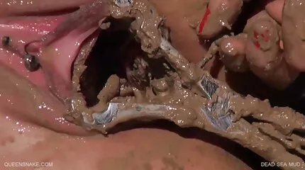 Gangbang phim sex xxx nhat ban Nga với hai gái điếm và một gã trên giường