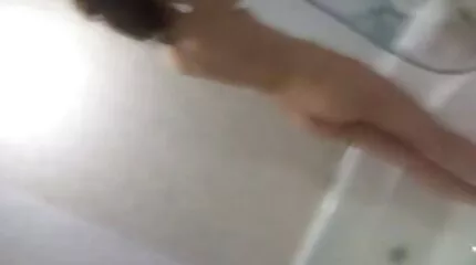 Một cô gái tóc vàng mảnh khảnh trong một cuộc truy hoan có thể ngậm hai thành viên trong xxx nhật bản không che miệng.