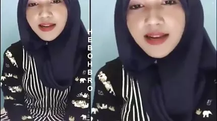 Cô gái nghịch xxx nhất ban ngợm người Nga có bộ ngực cương cứng và âm hộ hiếu khách.