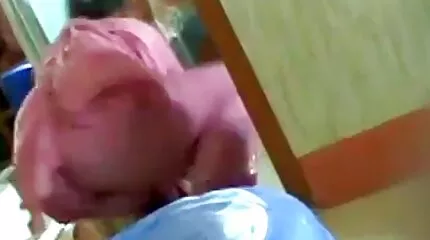 Một người phụ nữ tóc xxx nhật bản hay nâu với bộ ngực nhỏ hóa ra lại là một tình nhân cuồng nhiệt.