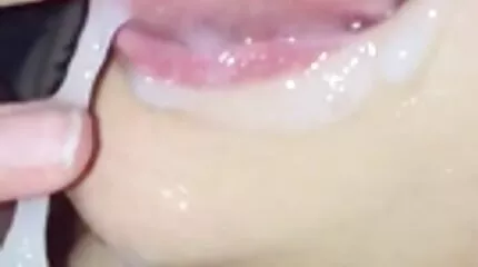 Kéo dài mông của cô ấy bằng một dương vật giả để làm tình với hai người đàn ông xxx nhất ban trong tất cả các lỗ.