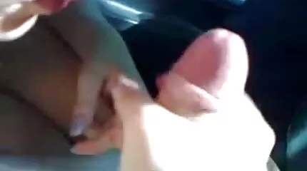 Miracles xoăn handjob đã xlxx nhật kết thúc với một dòng tinh trùng trên con gà.
