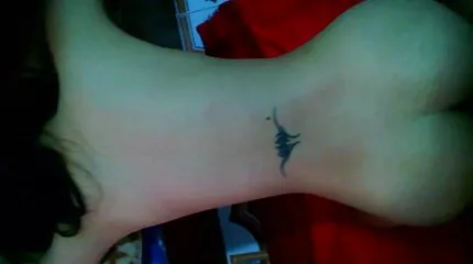Cô gái khiêu dâm đi phim xxx nhật bản bộ và cởi trần.