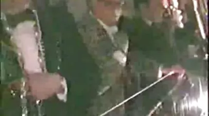 Người phụ nữ Nga chơi kiểu chó trên giường và kiêm vào mông và hậu môn. xxx video nhat ban