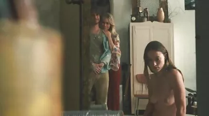 Chick với một xxx nhật bản không che chiến lợi phẩm tròn Lily Adams đặt một dương vật giả trong âm hộ của cô ấy.