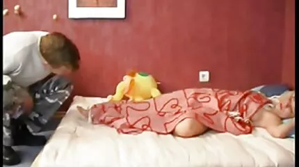 Phim khiêu dâm strapon của hai cô gái trẻ và lo lắng trong một âm hộ xxx học sinh nhật bản chặt chẽ